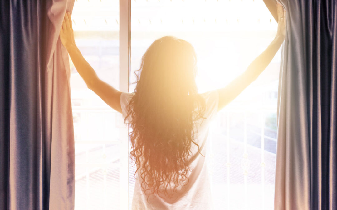 La Magia de las Cortinas a Medida: Desde la Tela hasta la Barra